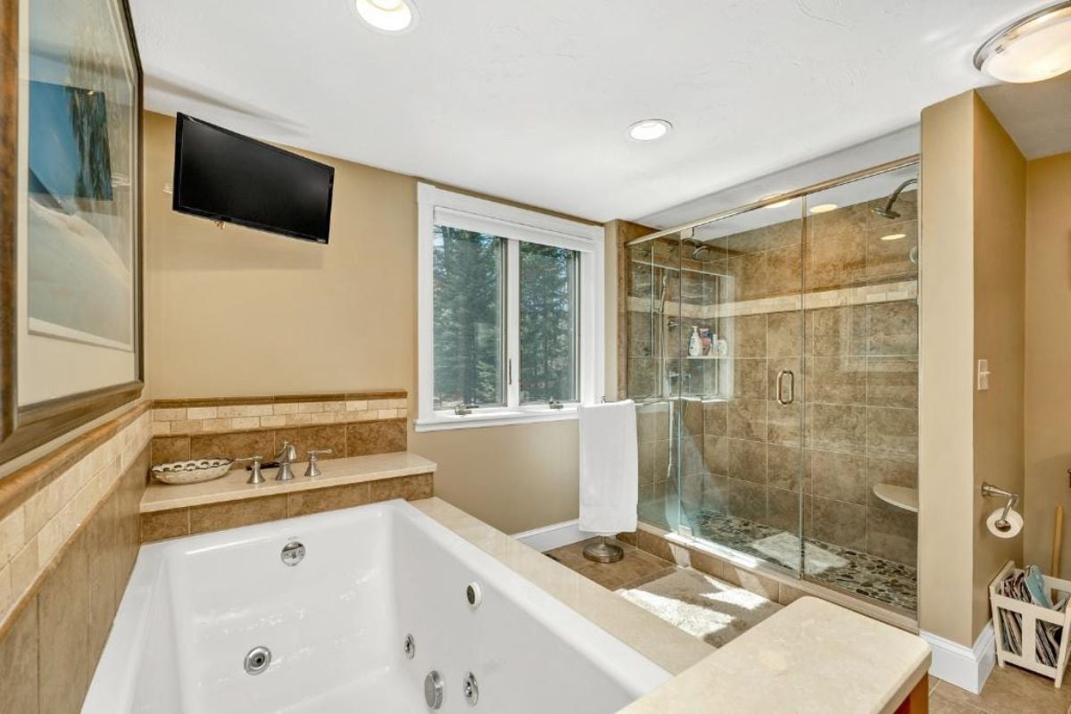 Bathroom's tub and shower.