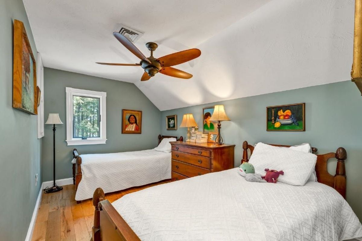 2 beds bedroom