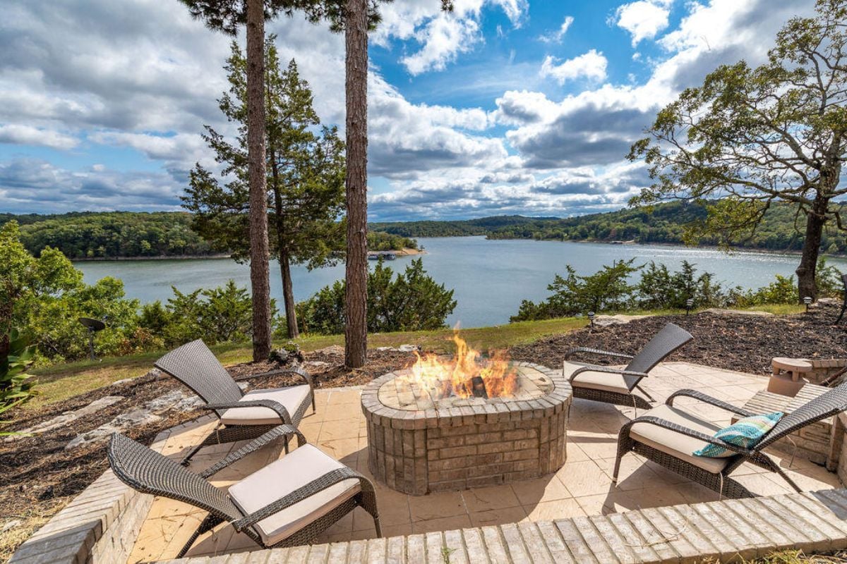 Outdoor fireplace