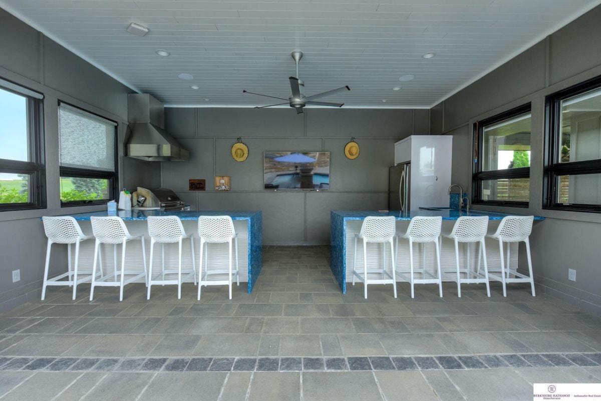 Pool bar