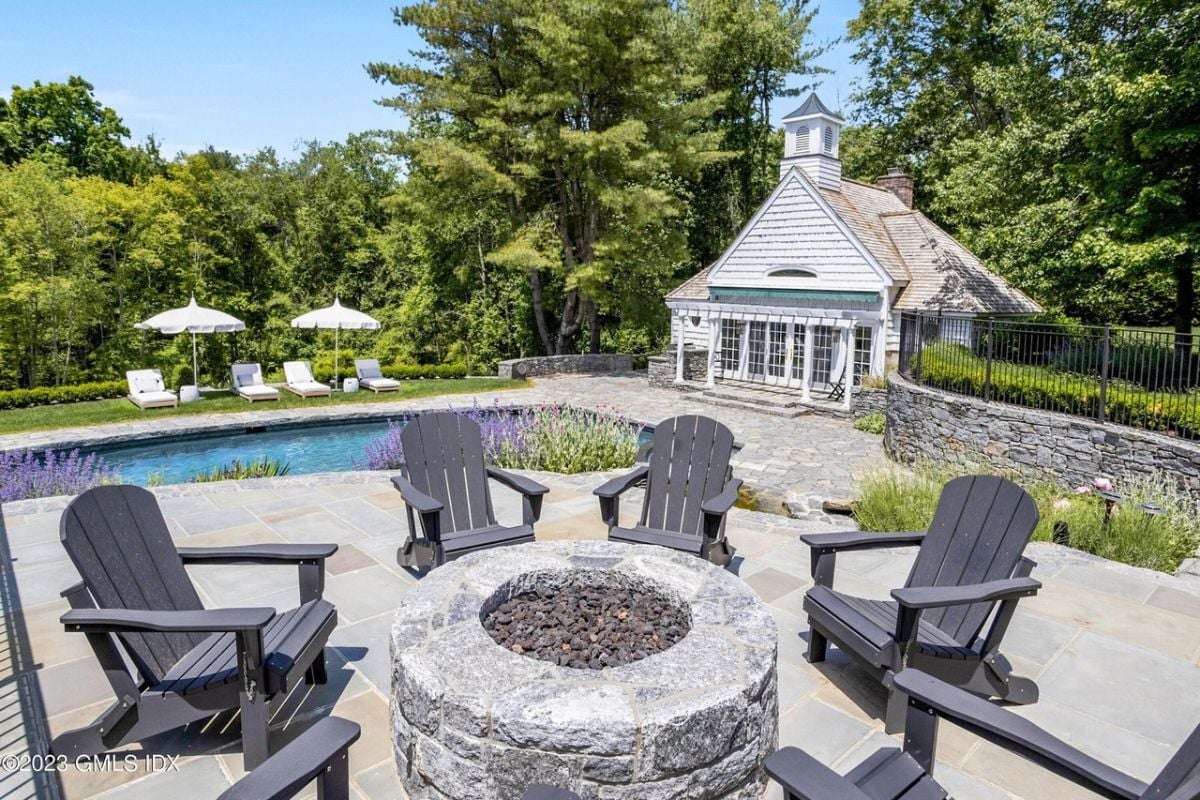 Outdoor fireplace