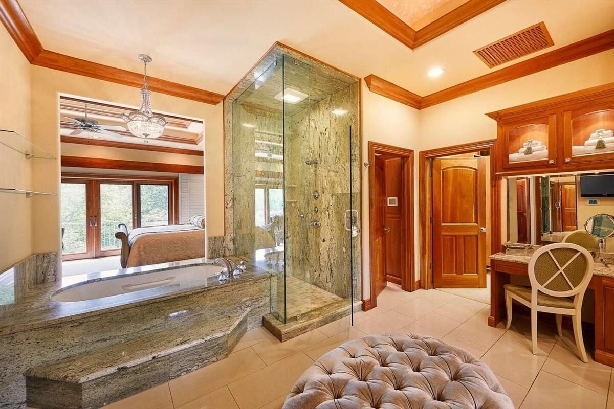 Bathroom's shower and tub.