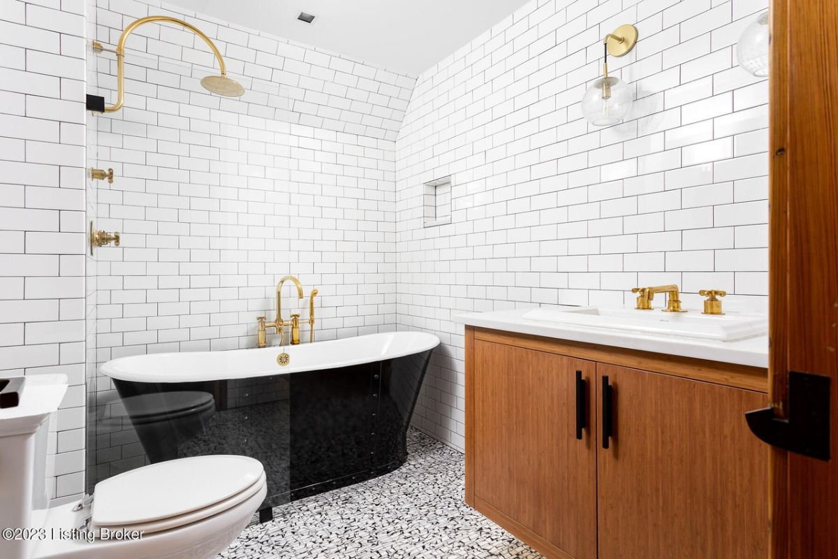 Bathtub and toilet in bathroom.