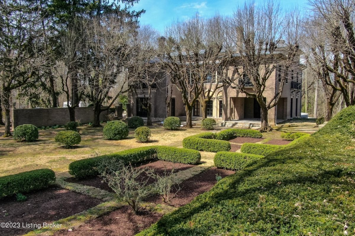 Mansion's garden