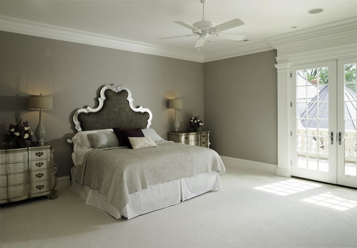 Bedroom with black and white sheets.