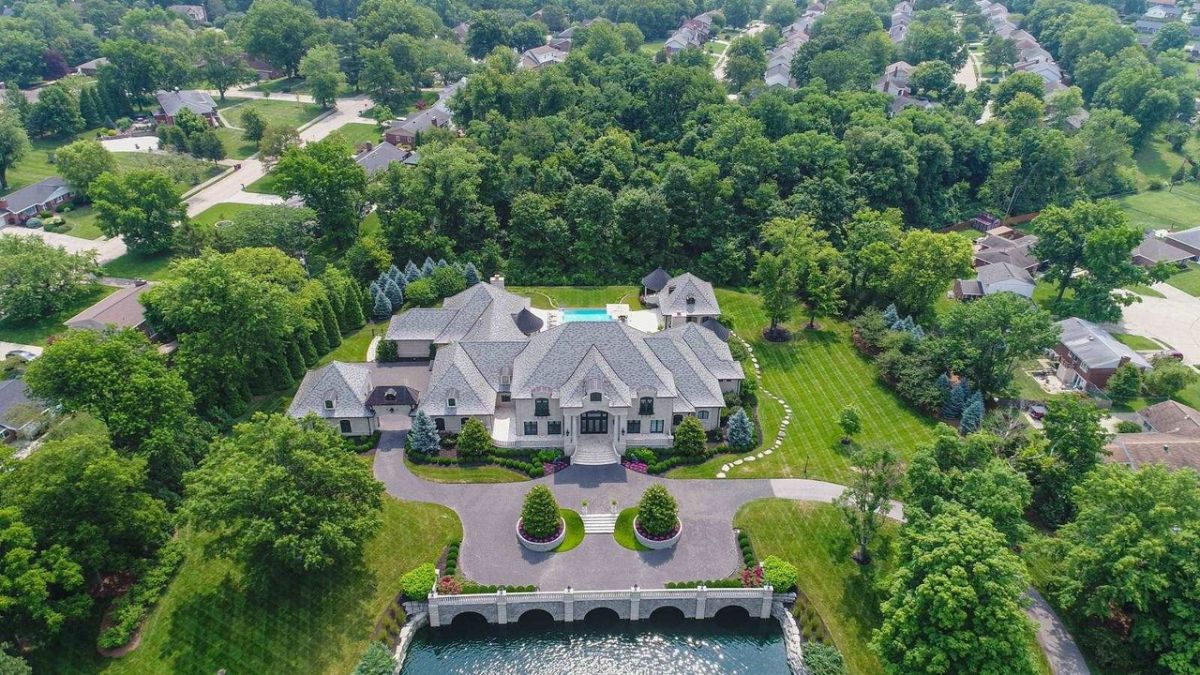 Aerial view of the mansion.