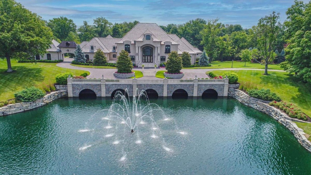 Mansion's fountain