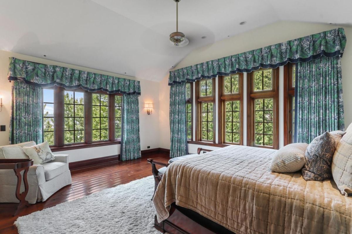 Bedroom with a wooden floor, a couch and a large rug.