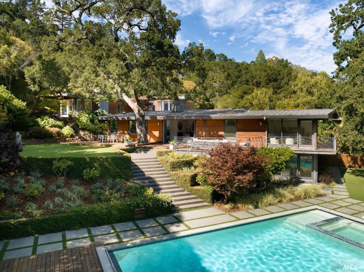 A modern house situated in 224 Woodland Road, Kentfield, CA.