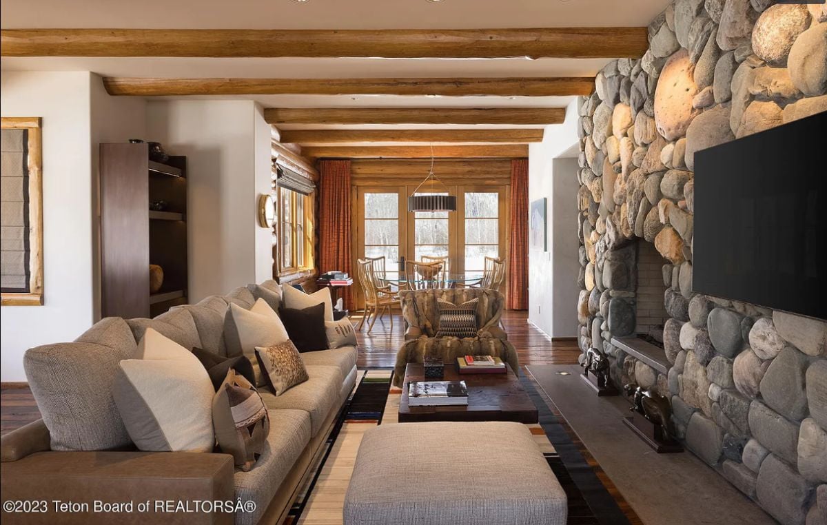 Living room with couches, a TV and a fireplace.