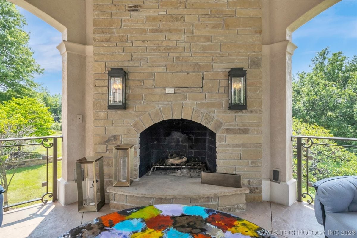 Outdoor fireplace