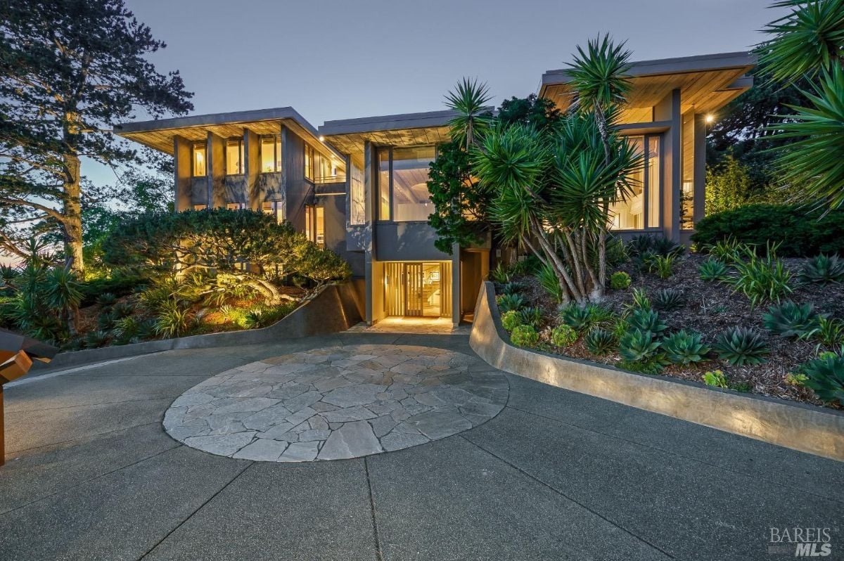 House façade of the luxurious modern house located in 83 Mount Tiburon Road, Tiburon, CA.