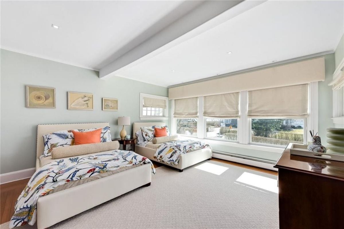 Bedroom with 2 beds.