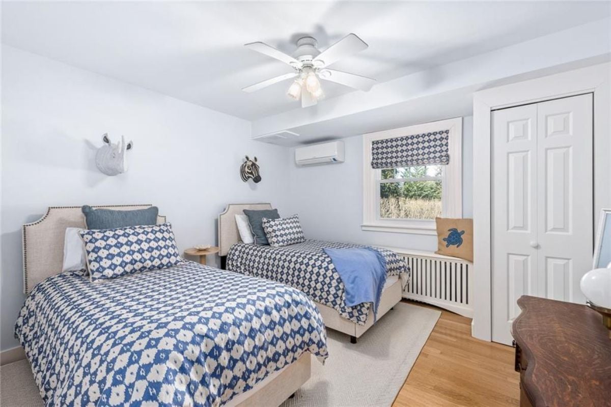 2 beds bedroom