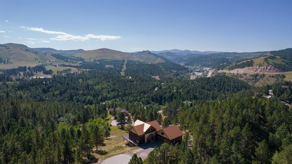 Aerial view of the house with a view of the mountains.