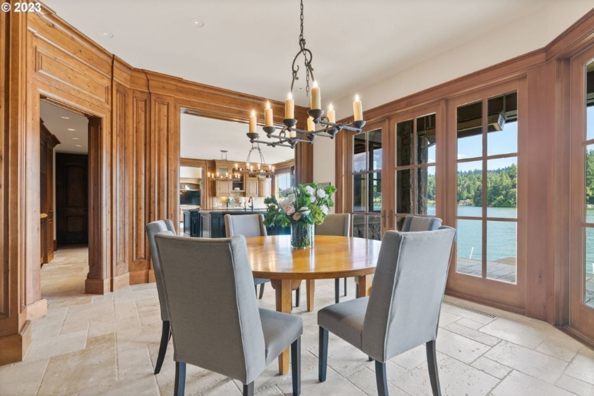 Breakfast area with chairs, round table and chandelier