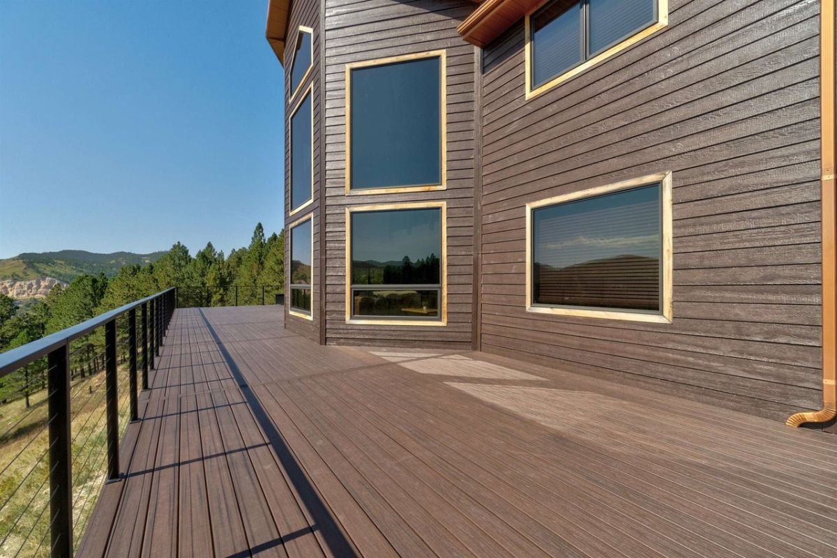 Balcony with metal railings and a view of the mountains.