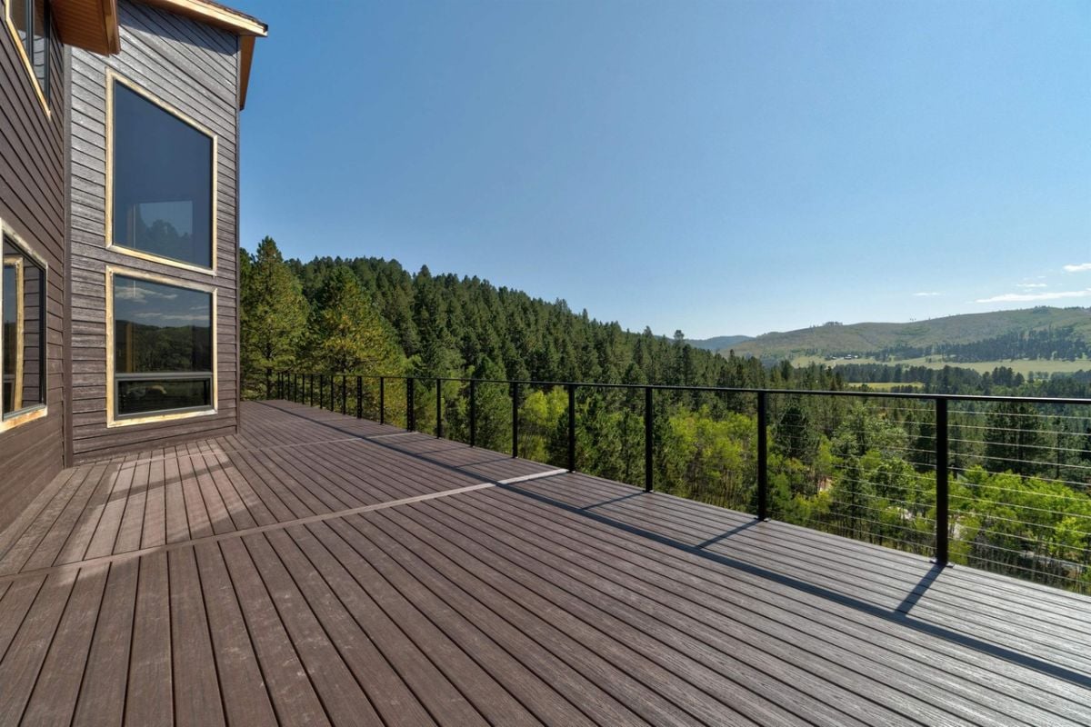 Balcony with metal railings and a view of the mountains.