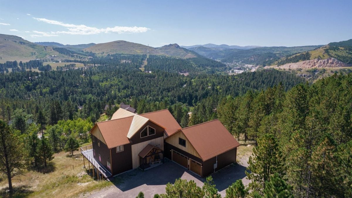 Aerial view of the house with a view of the mountains.