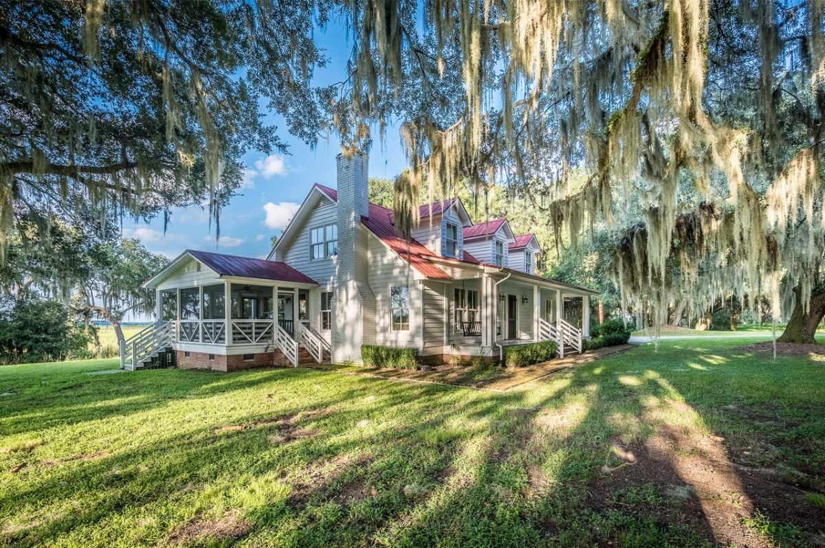 Guest house with a large green lawn.
