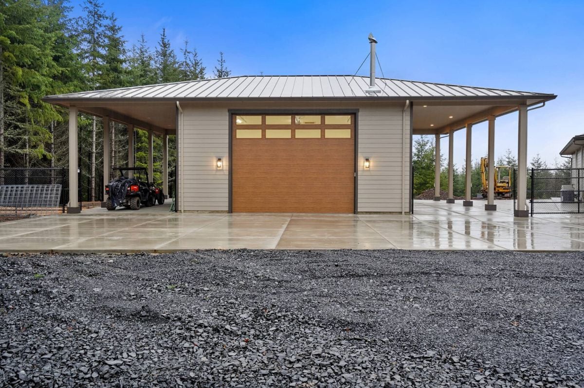 Garage with spacious driveway.