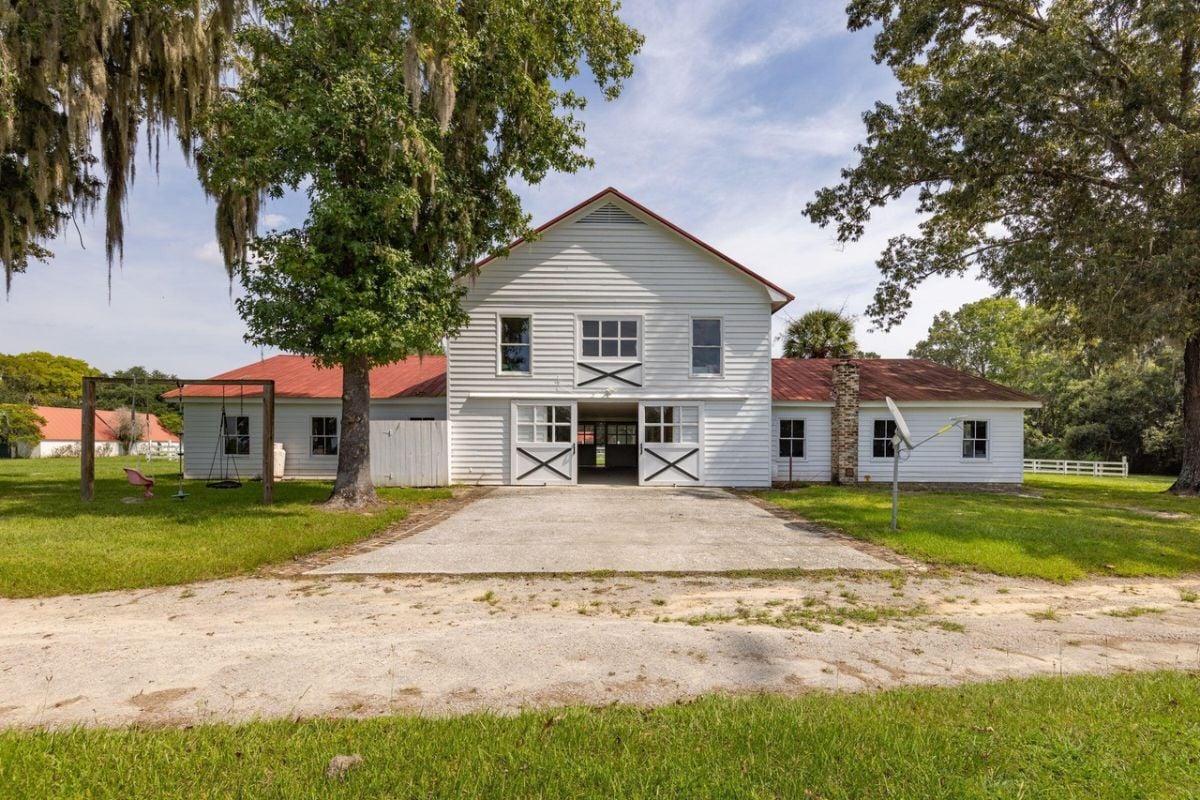 Front view of the barn with a spacious driveway.
