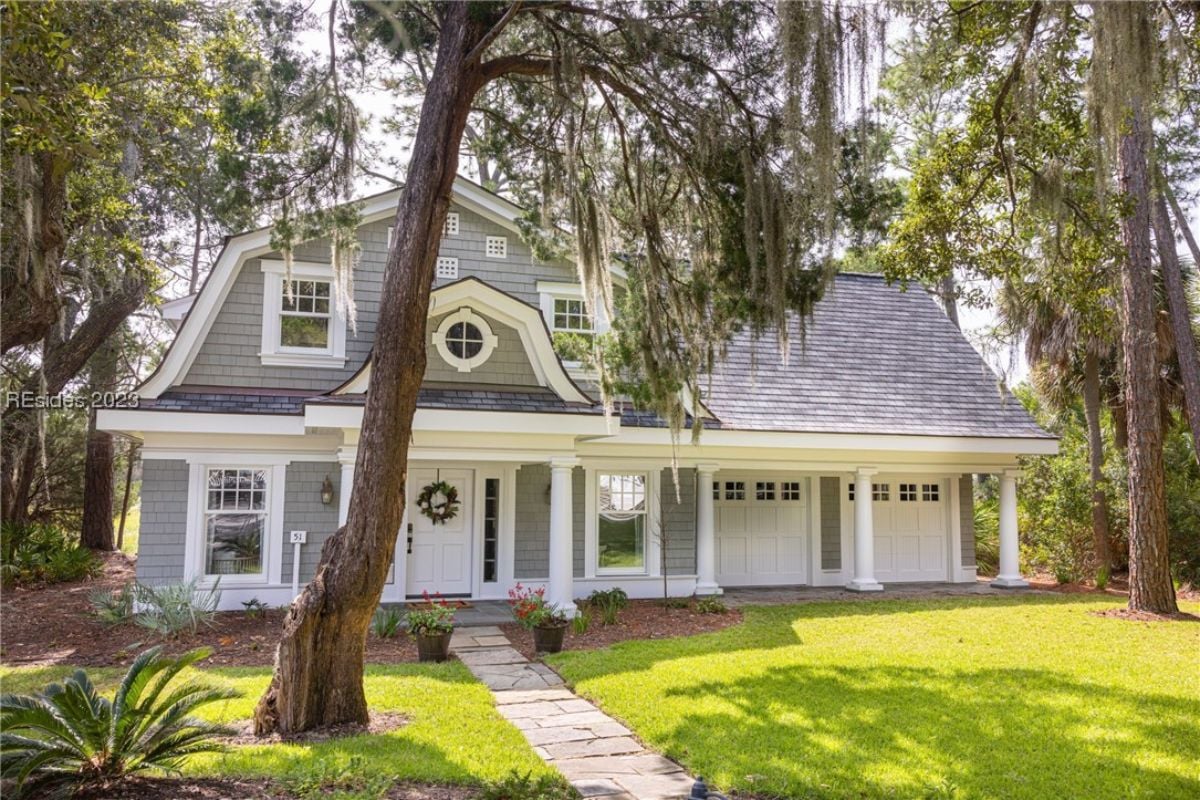 Guest house with a large green lawn.