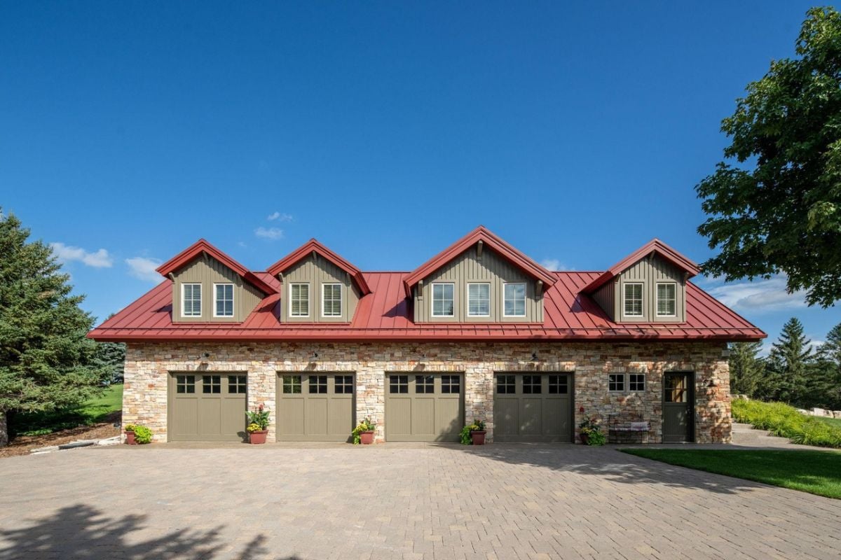 Garage with spacious driveway.