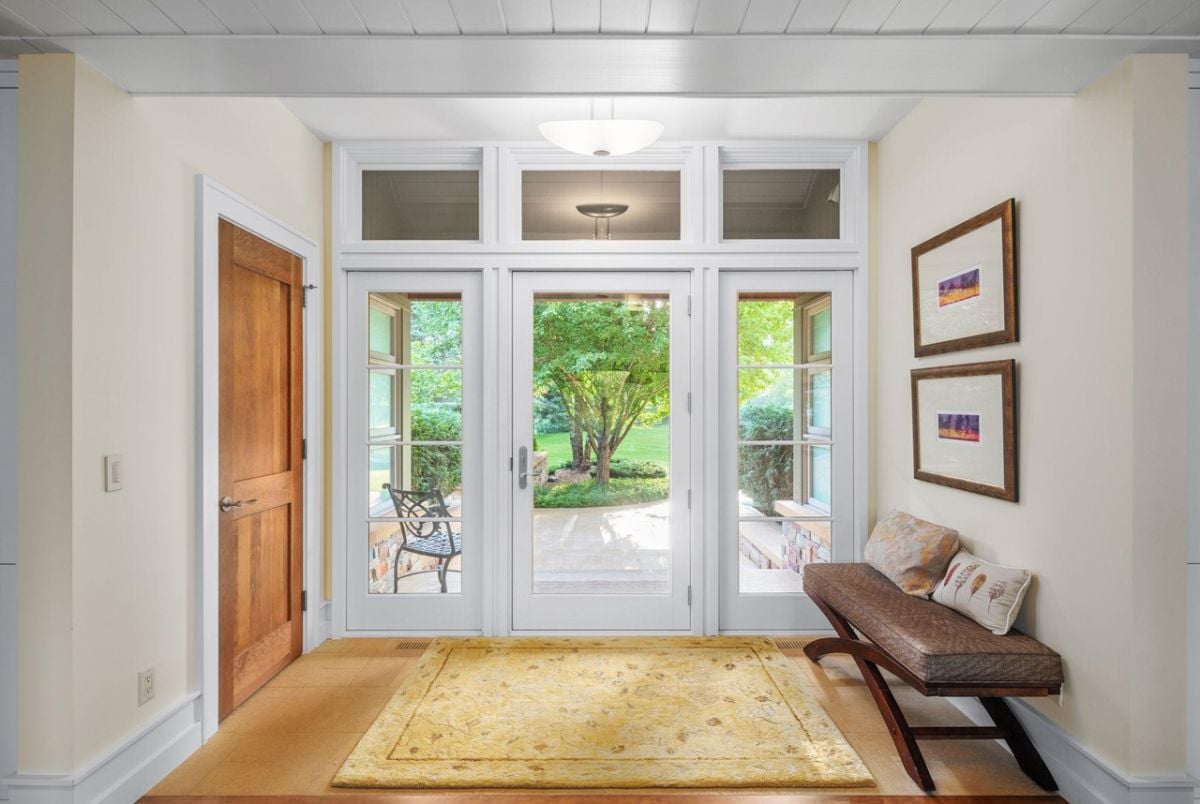 Foyer with a rug and a bench.