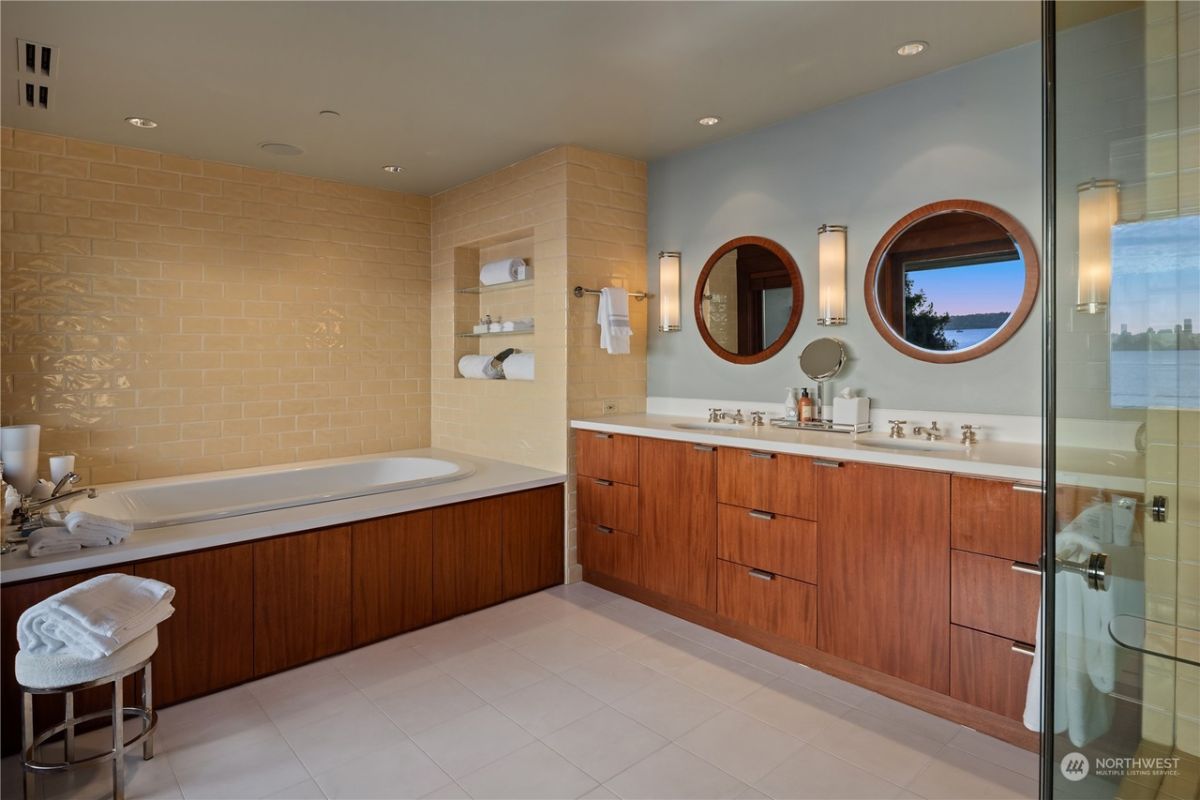 Bathtub in the bathroom