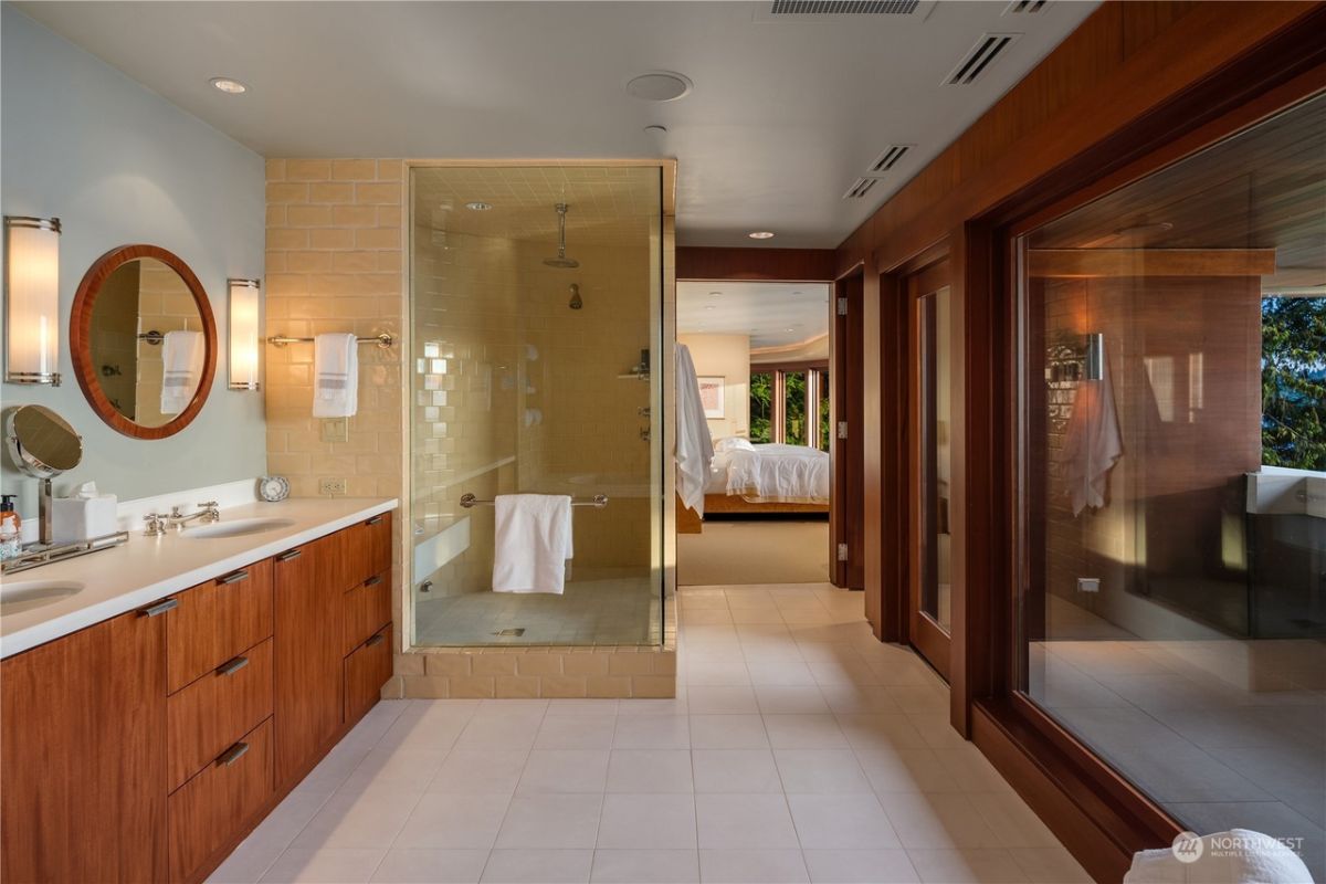 Master bedroom's bathroom