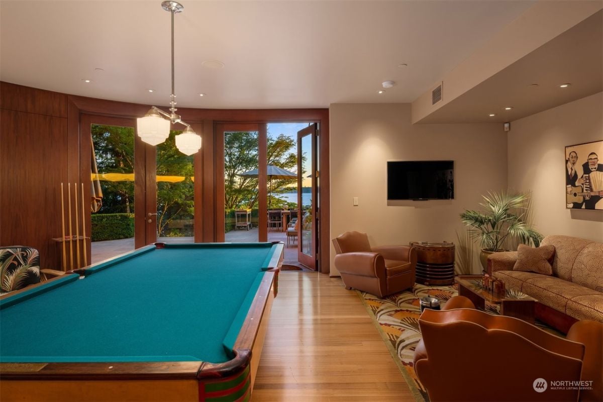Pool table in the recreation room