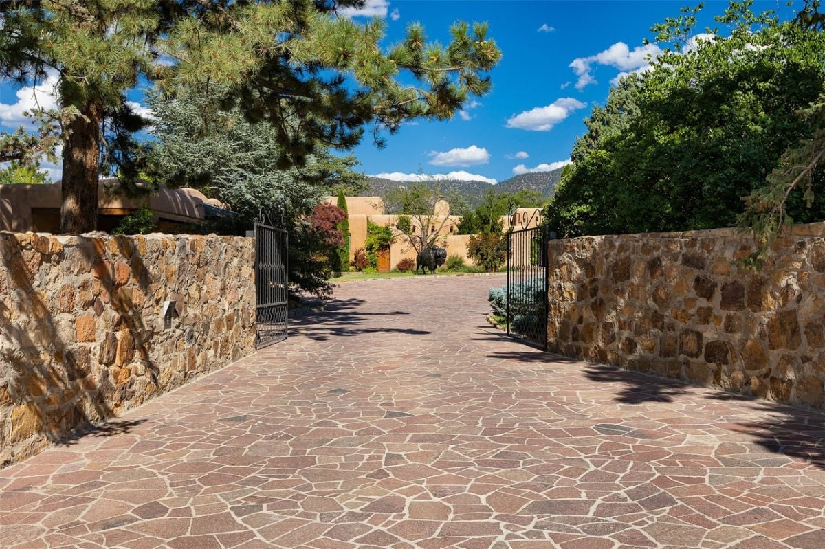 Gated property