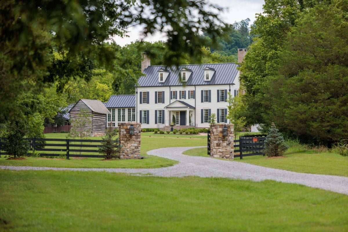 Driveway to the mansion