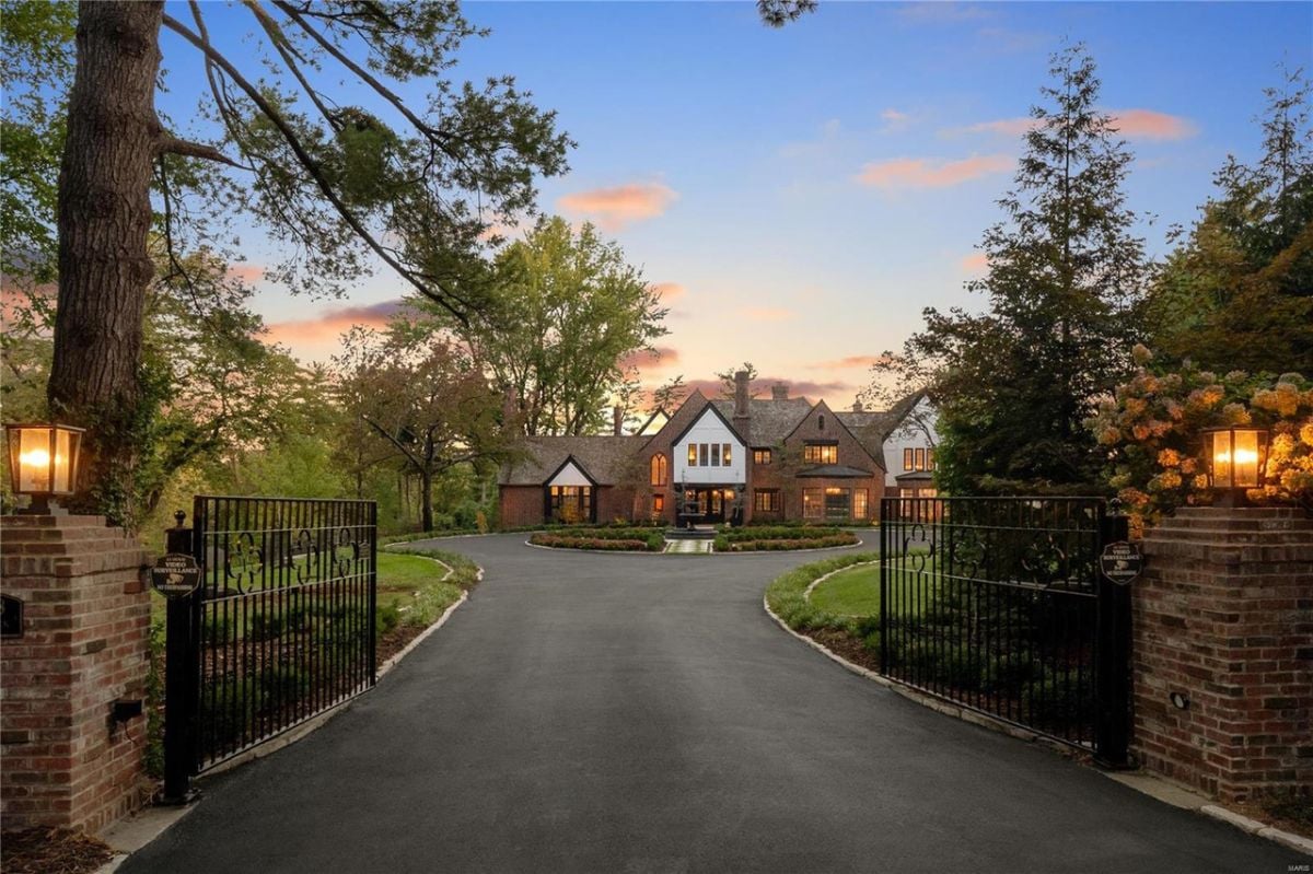Gated property