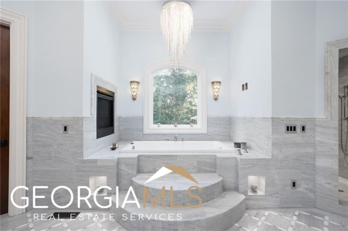 Bathtub in the bathroom of the master's suite.