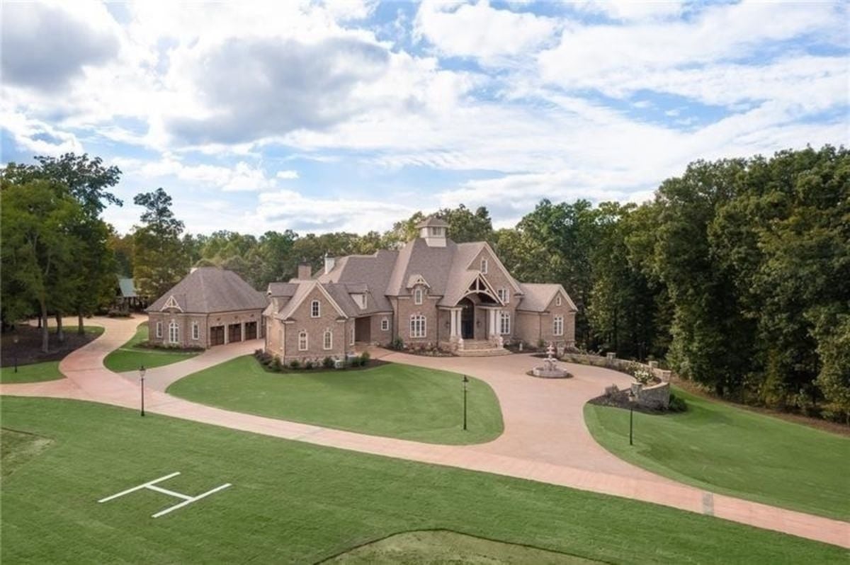 Driveway to the mansion