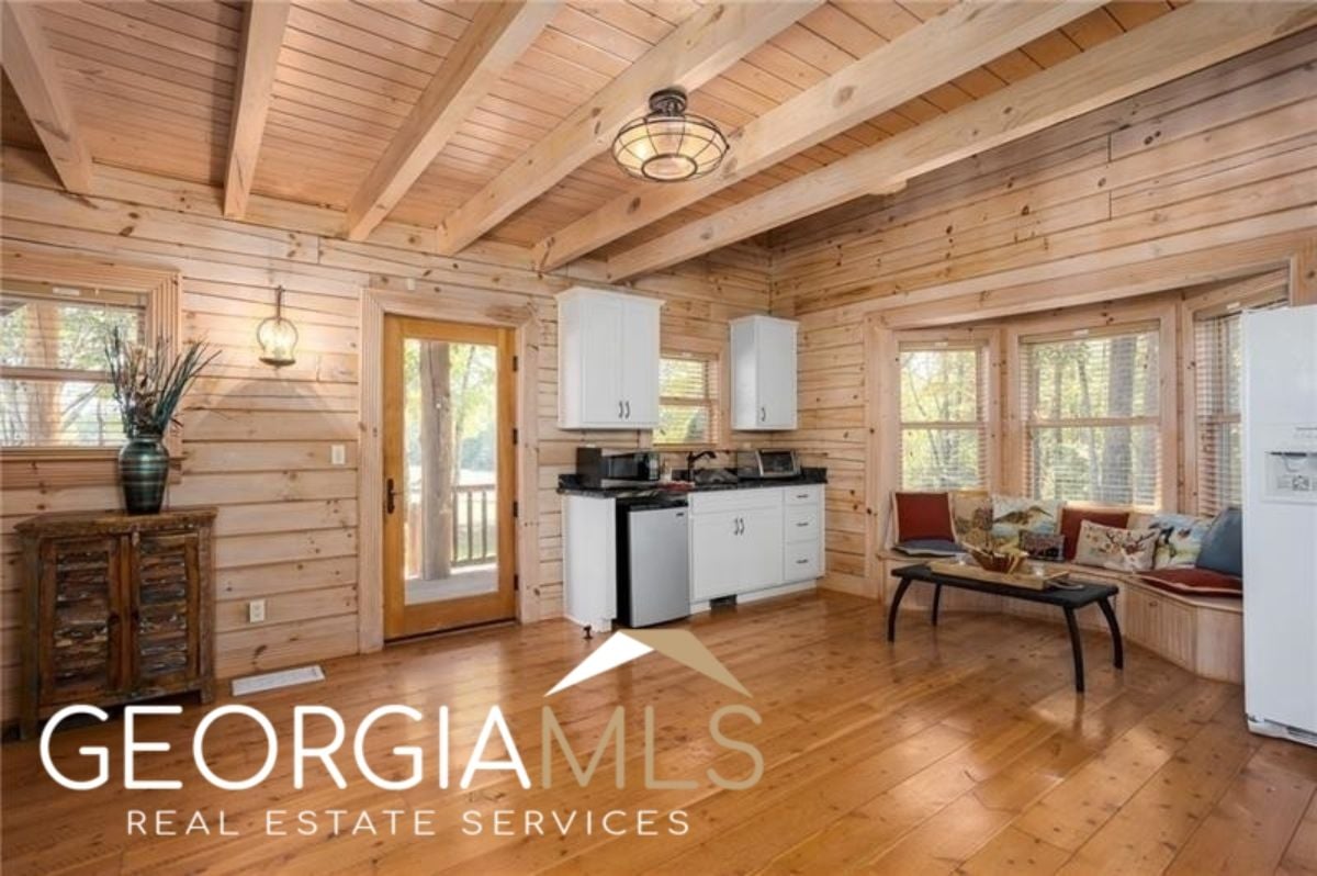 Log cabin's living space