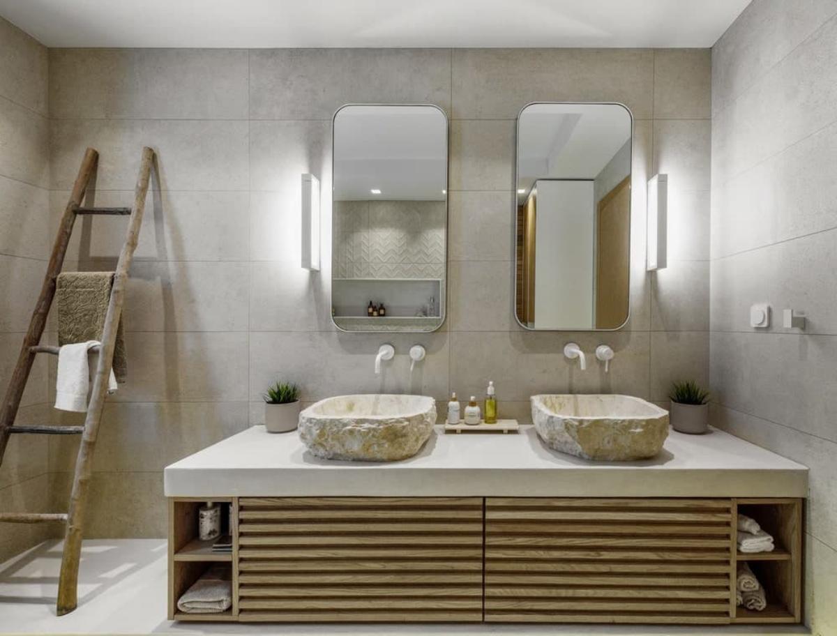 16 Ideas on Where to Hang Wet Towels in a Small Bathroom (2023 Guide