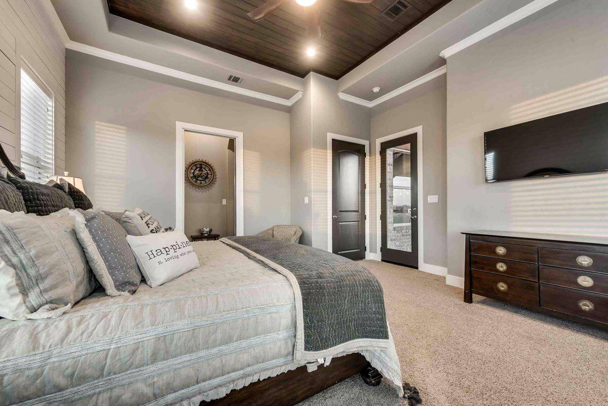 The primary bedroom includes outdoor access, a wall-mounted TV, and an ensuite bathroom.