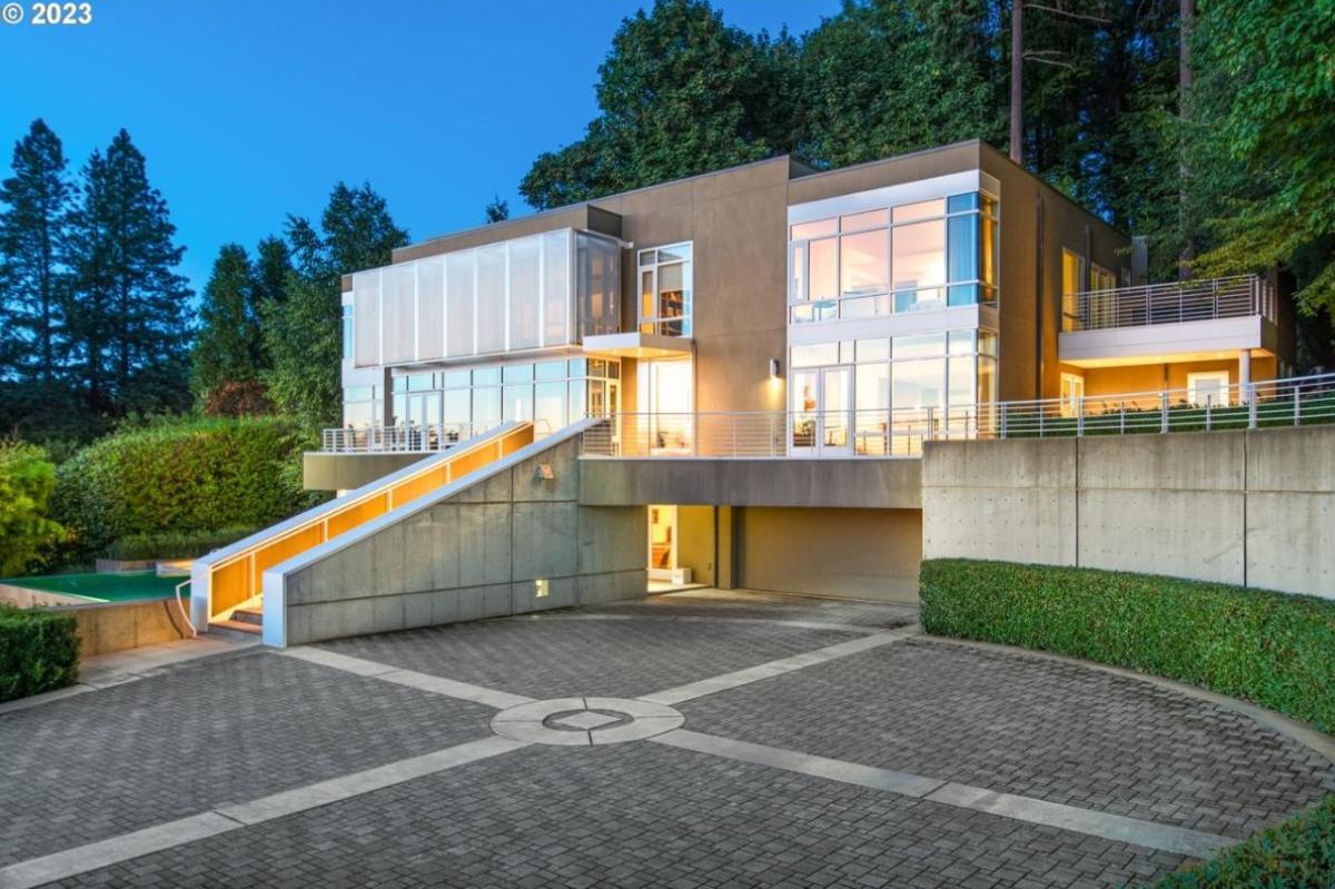 Front view of the 6,143 Sq. Ft. Property in Portland, OR.