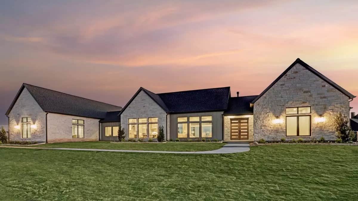 Photo inspiration: Visual Reference: Single Story Modern 4 Bedroom Ranch For A Wide Lot