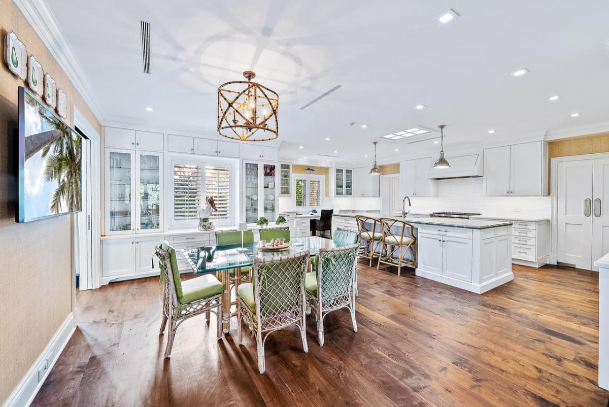 Dining area is next to the kitchen area.