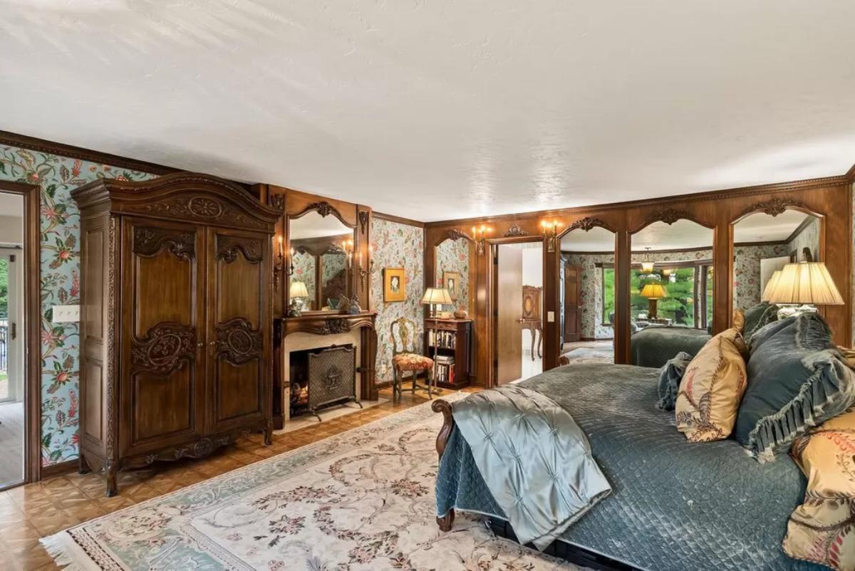 Bedroom with a large bed and a white ceiling.