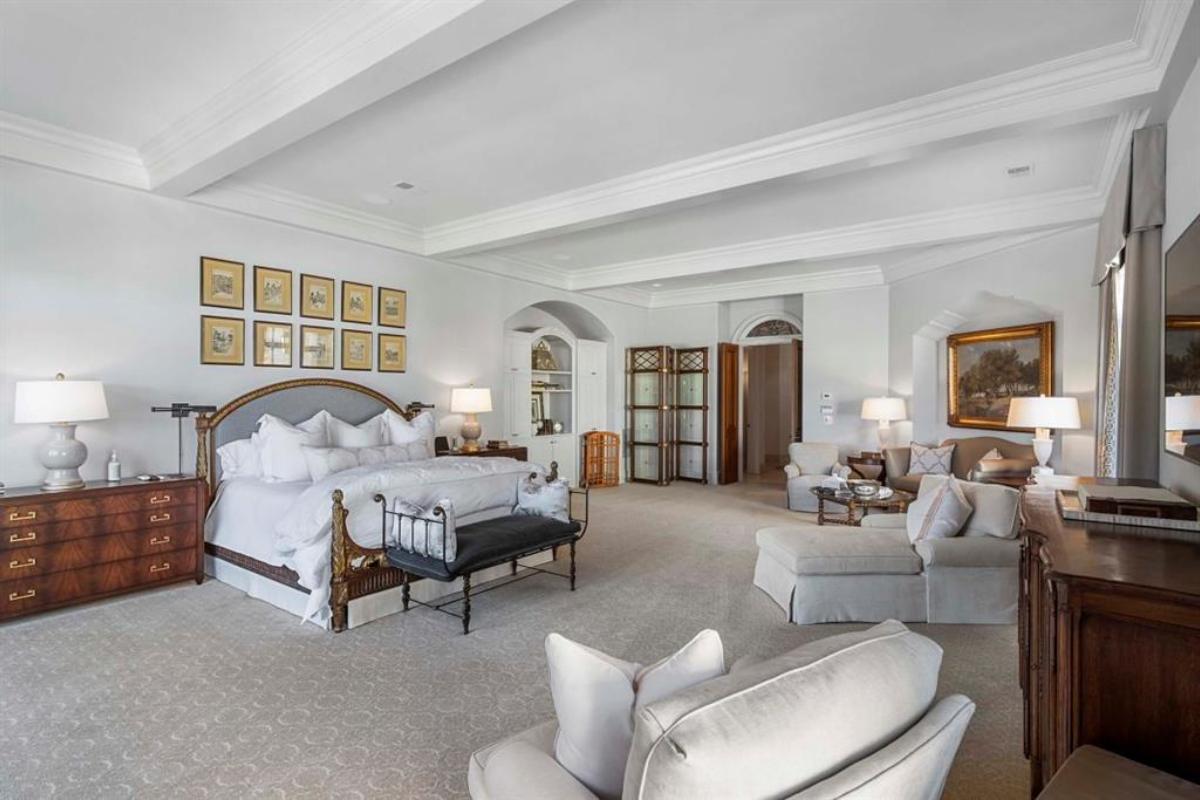 Bedroom with carpet flooring and couches.