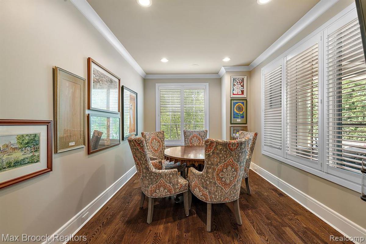 Dining room with a table and chairs.