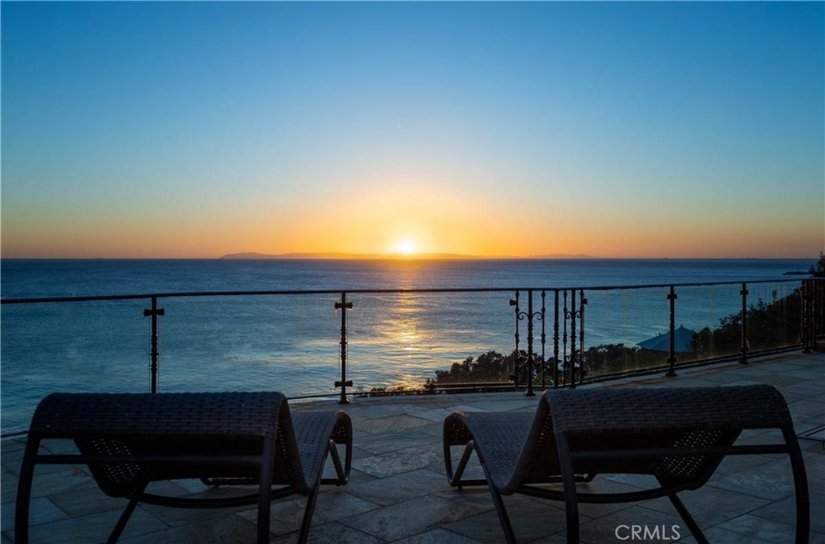 Terrace with a view of the sunset.