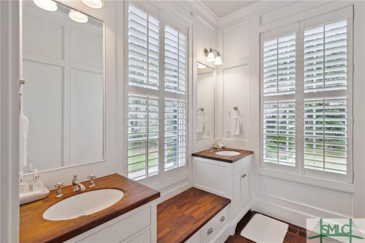 Bathroom with sinks.