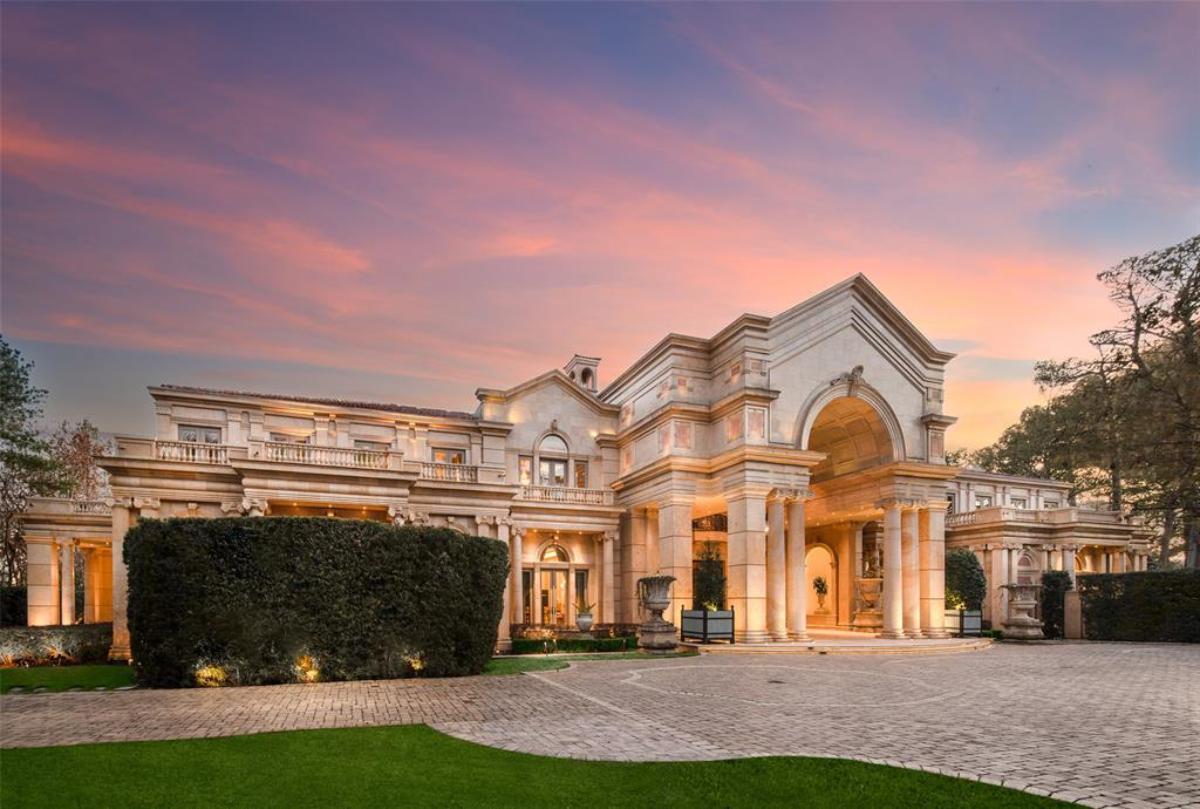 Front yard with a spacious driveway.