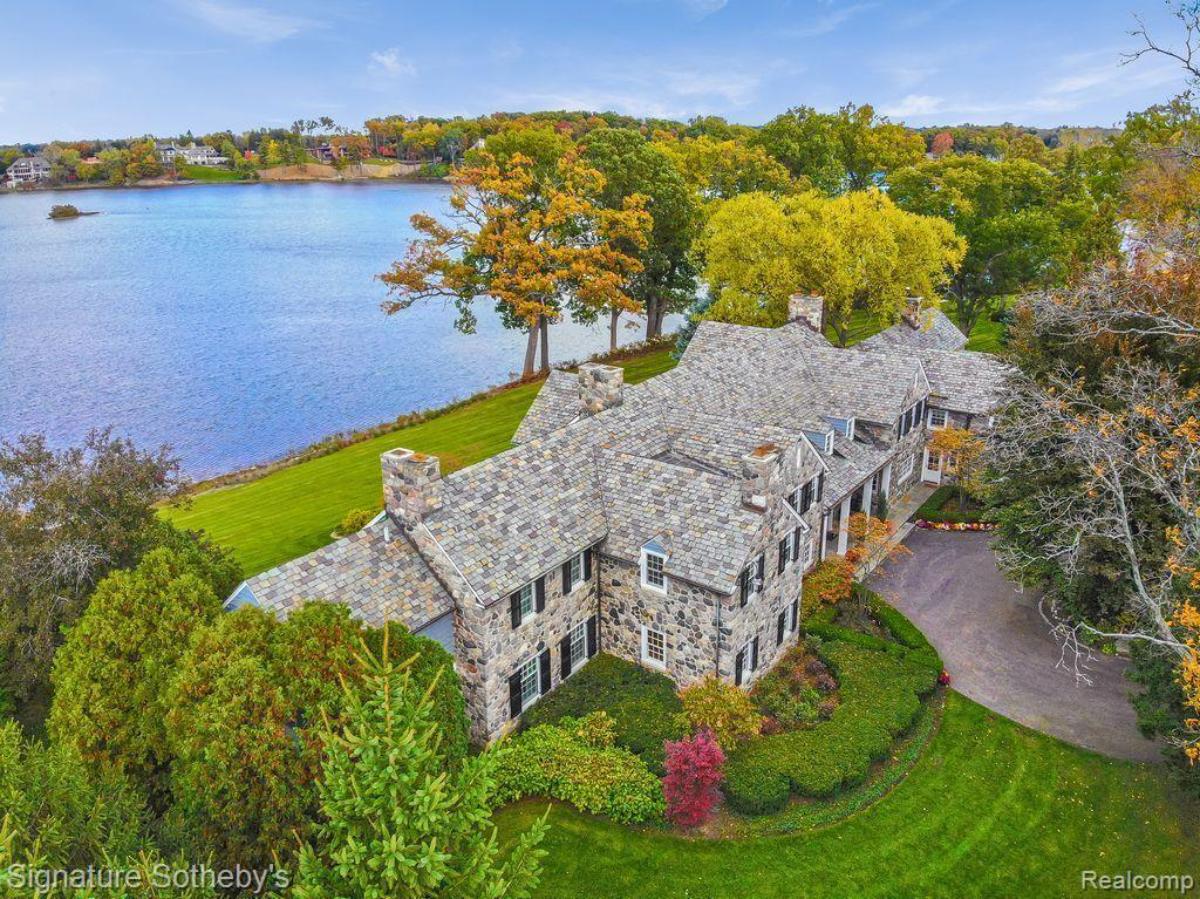 Aerial view of the property with a view of the lake.